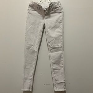 White low-waisted skinny jeans